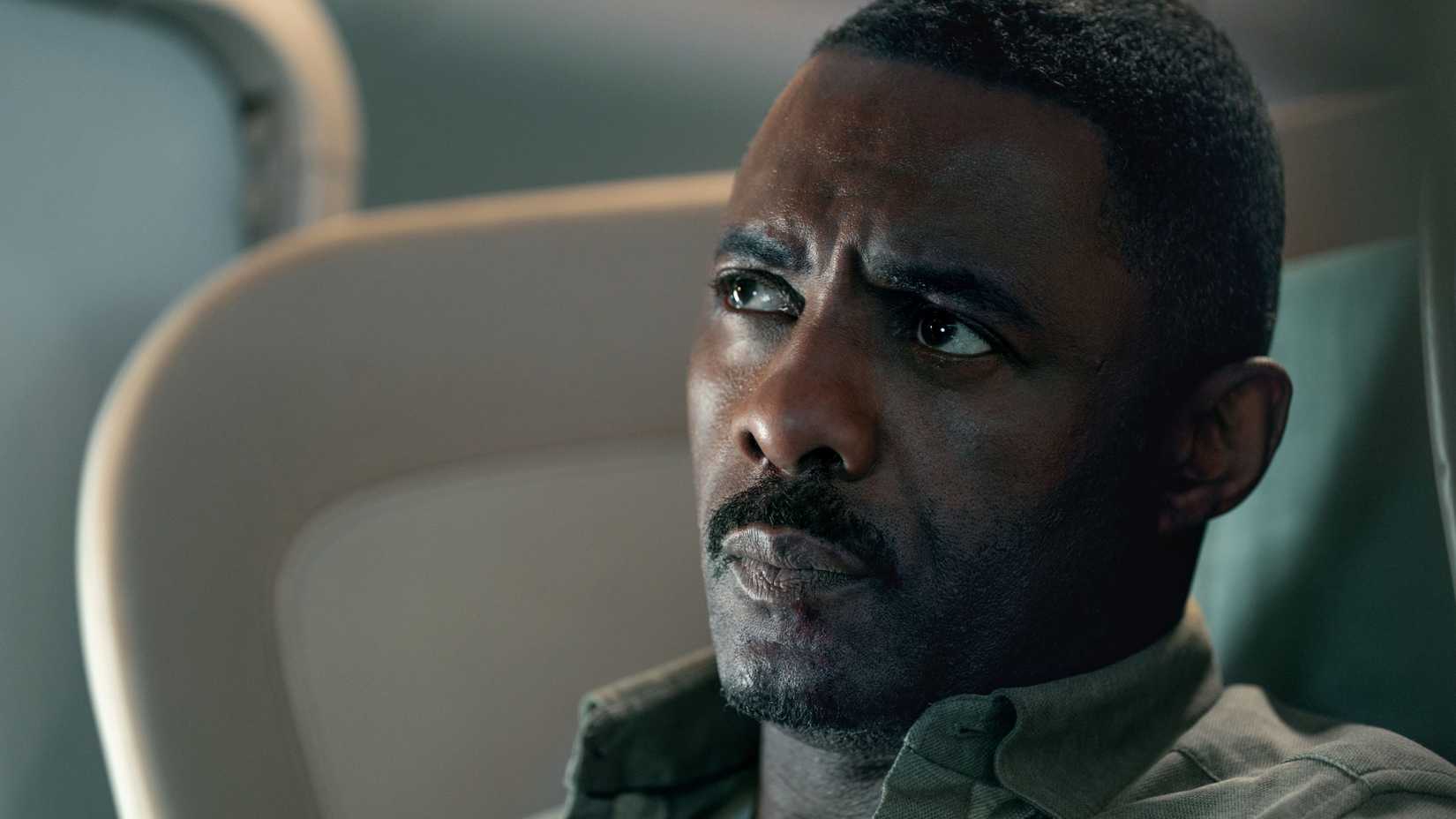 Sam Nelson (Idris Elba) em momento de tensão em Hijack.