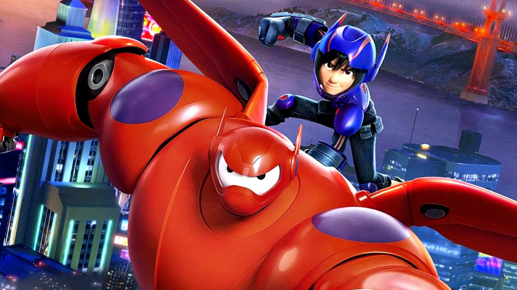 Hiro faz uma pose de super-herói no topo de Baymax voando por San Fransokyo em Big Hero 6
