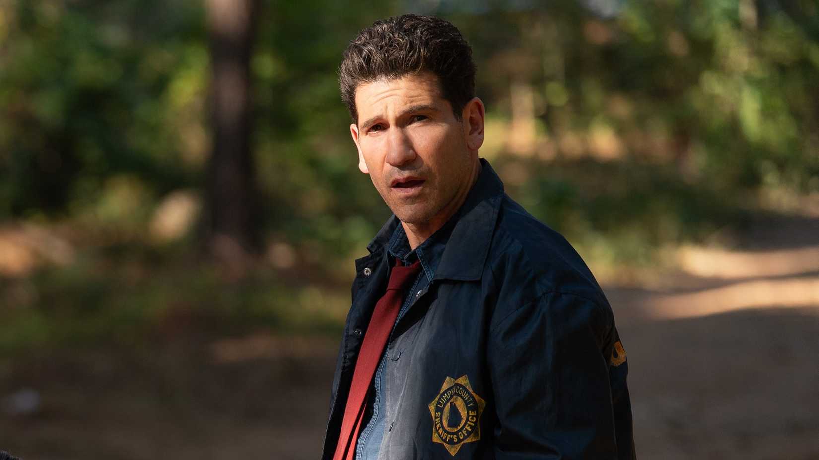 Jon Bernthal como Detetive Jack Harper na série His & Hers da Netflix.