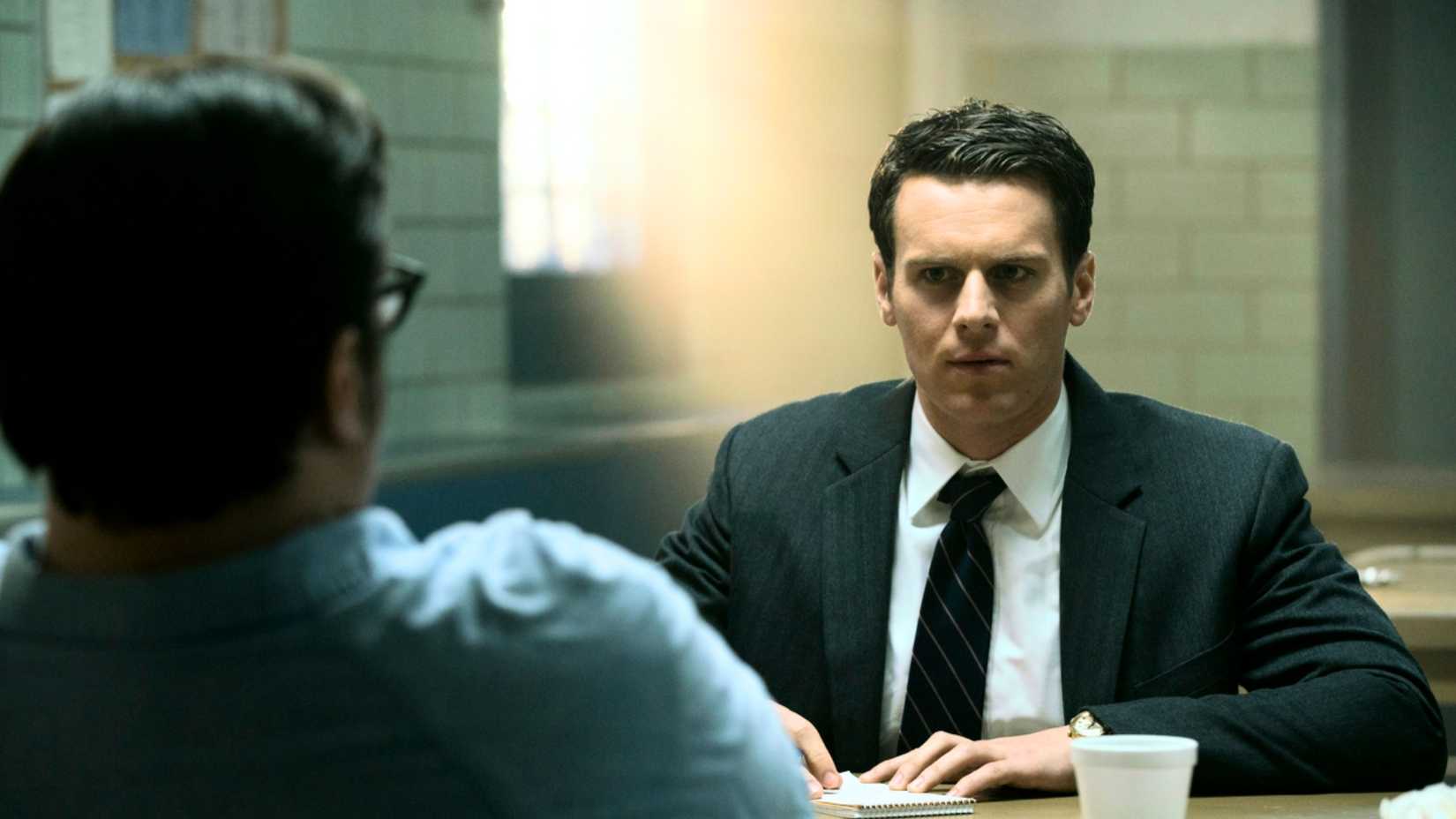 Holden Ford interrogando alguém em Mindhunter