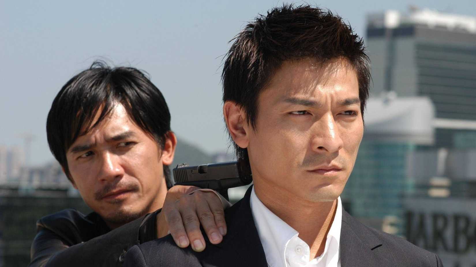 Um homem aponta uma pistola para a nuca de outro homem em Infernal Affairs