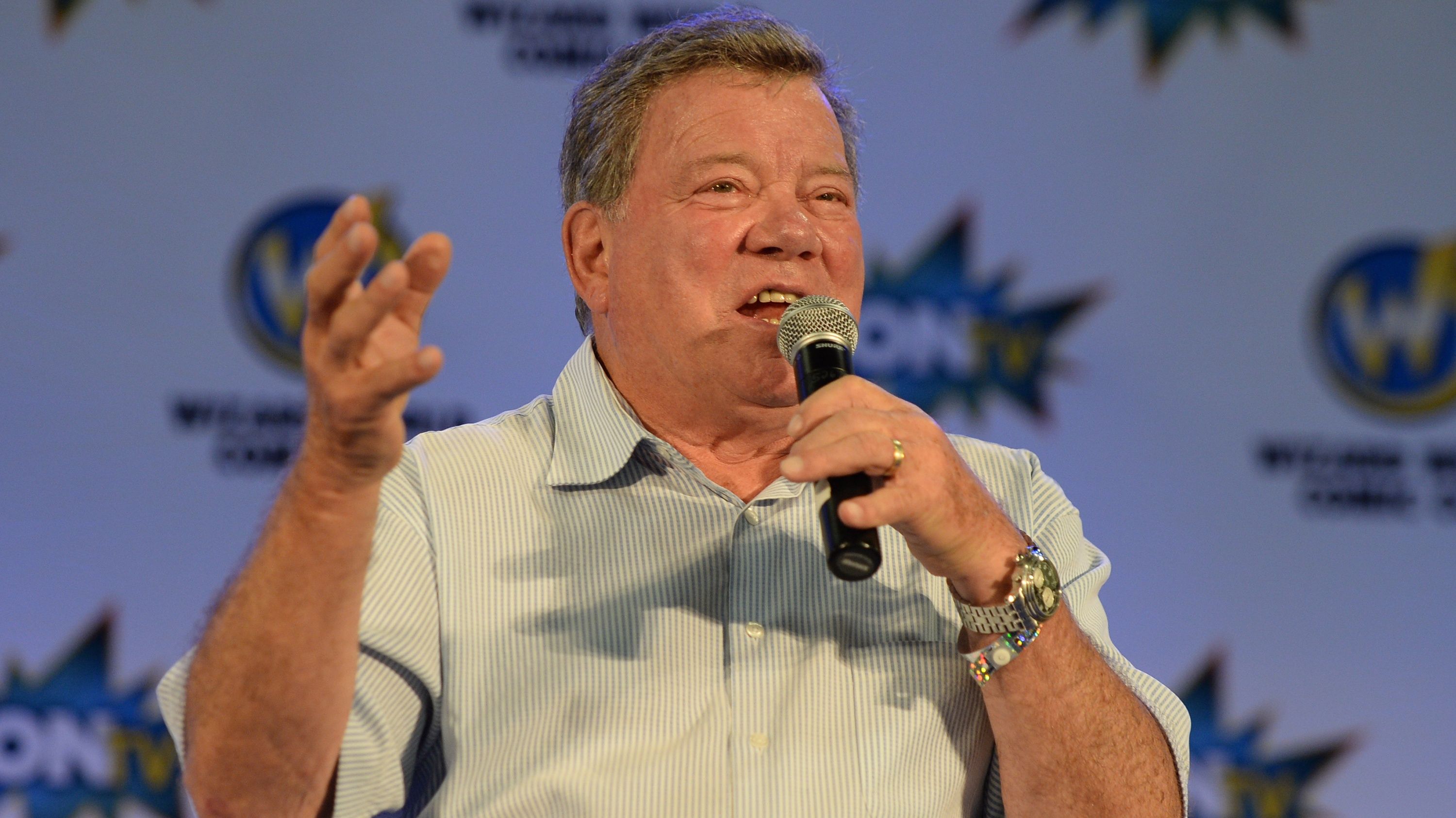 William Shatner talking into a microphone at Wizard World Con 2015