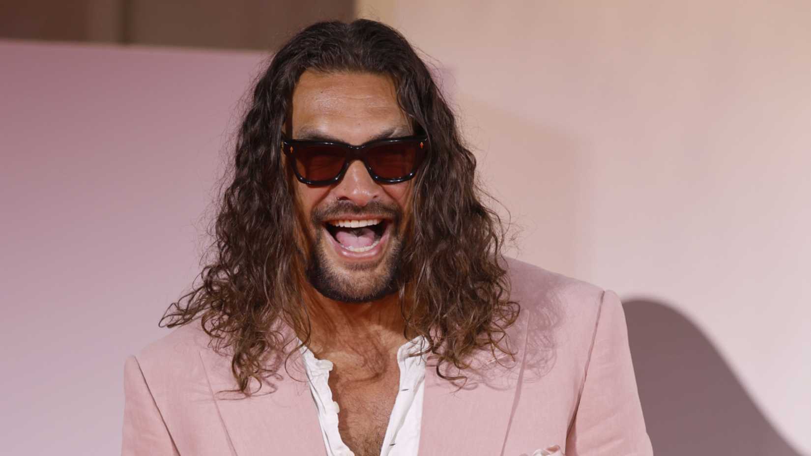 jason momoa smiling at 82nd venice international film festival in the hand of dante premiere