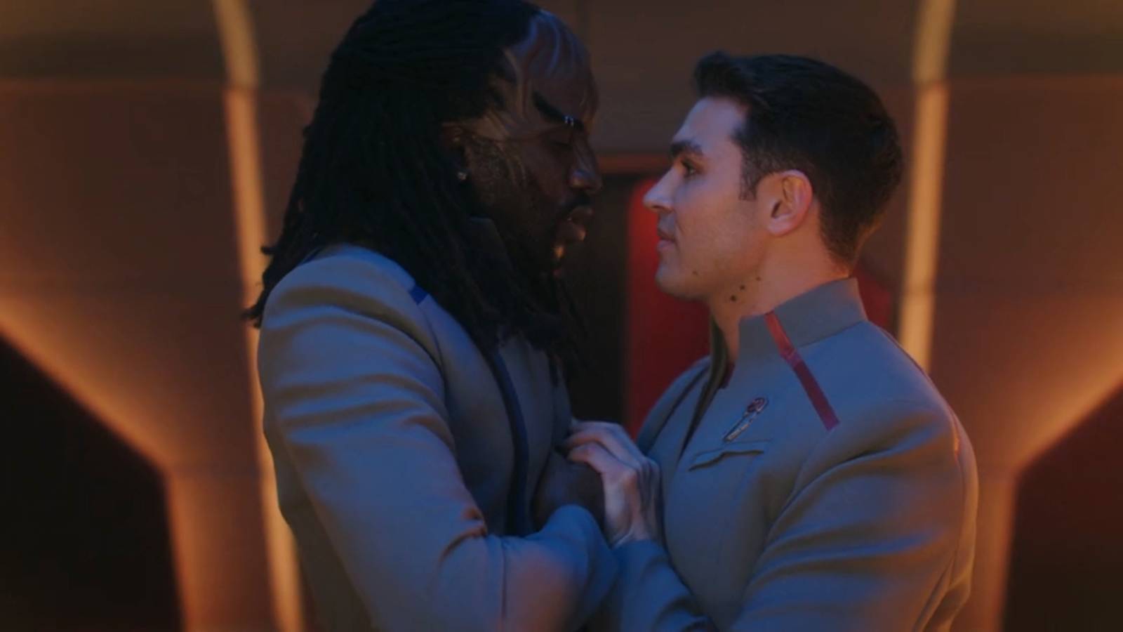 [Imagen: jay-den-and-reymi-embracing-in-star-trek...0&fit=crop]
