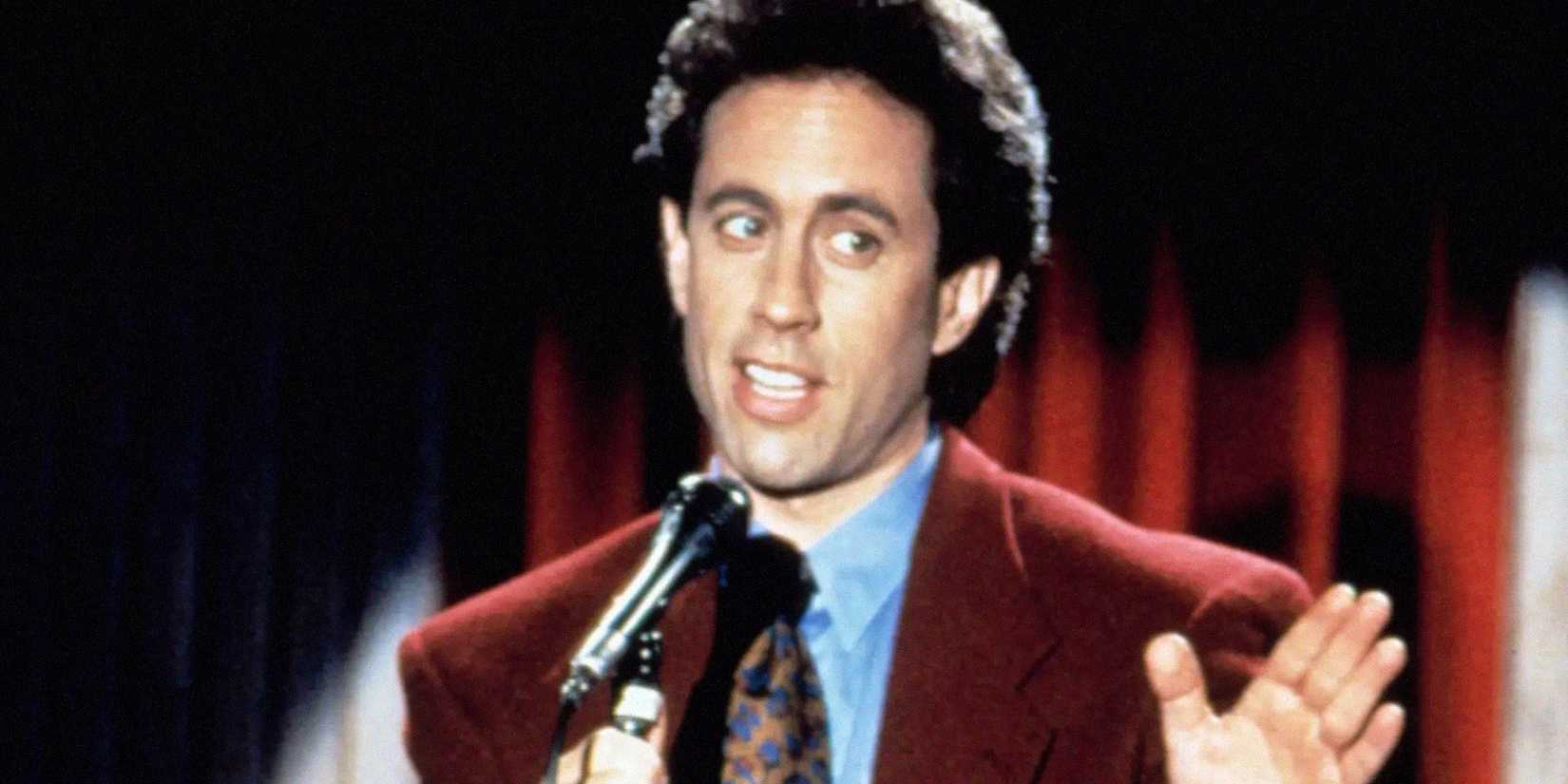 Jerry Seinfeld em seu palco de stand-up em Seinfeld.