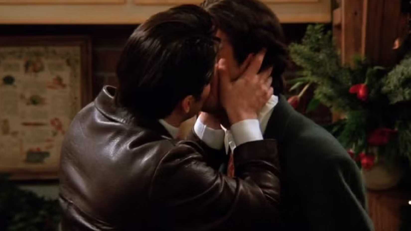 Across 10 Seasons, Every FRIENDS Character Kissed (With One Surprise Exception)