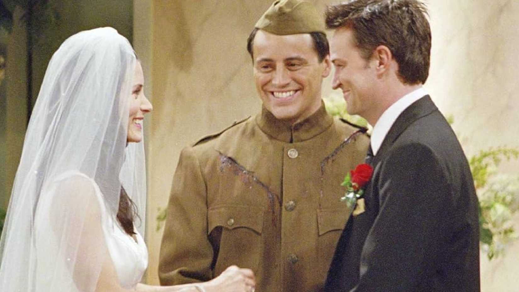 Across 10 Seasons, Every FRIENDS Character Kissed (With One Surprise Exception)