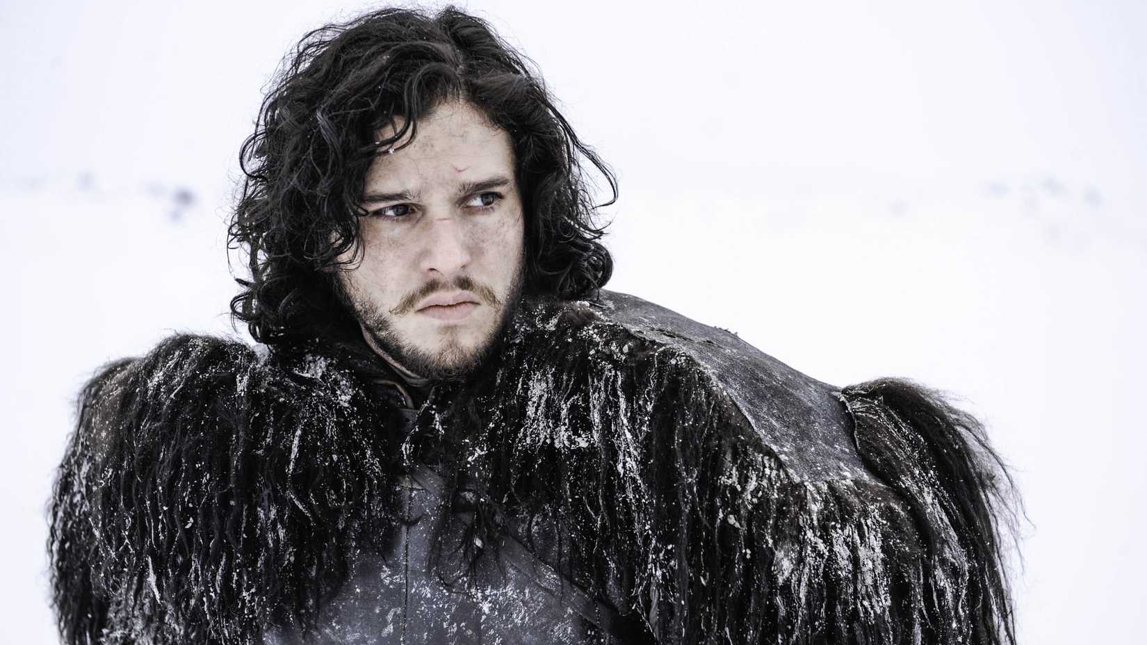 Jon Snow (Kit Harington) com aparência séria enquanto está na neve em Game of Thrones, temporada 3, episódio 1.