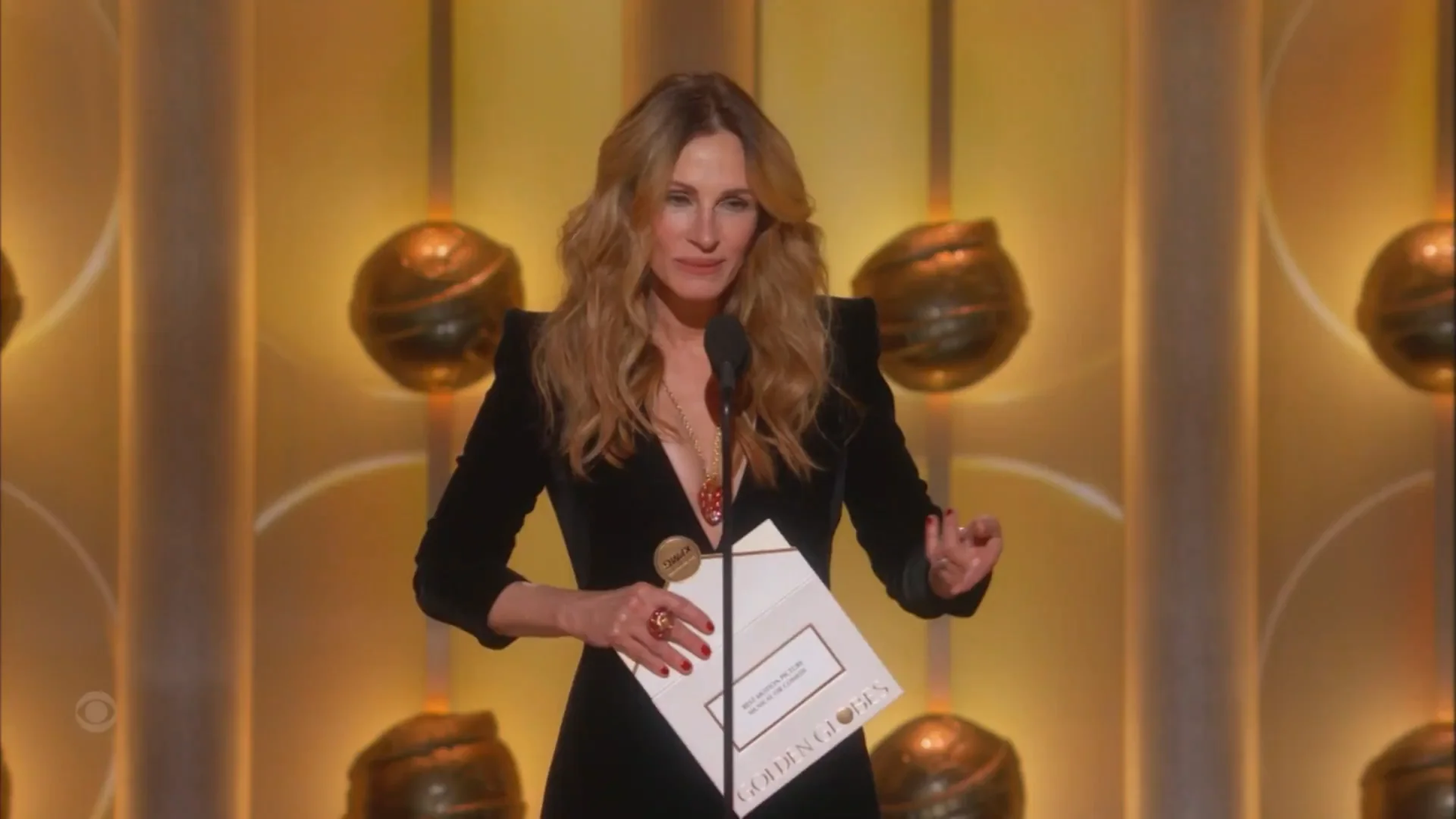 Julia Roberts shouts out Eva Victor at the Golden Globes