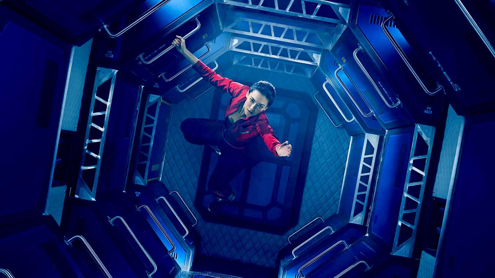 Julie Mao flutuando por uma nave em The Expanse.