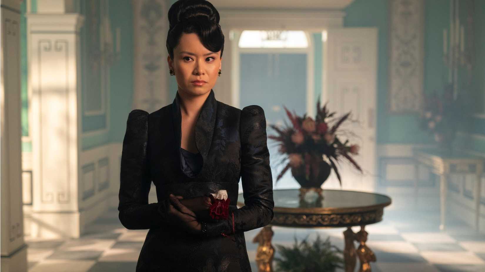 Katie Leung como Lady Araminta em Bridgerton 4