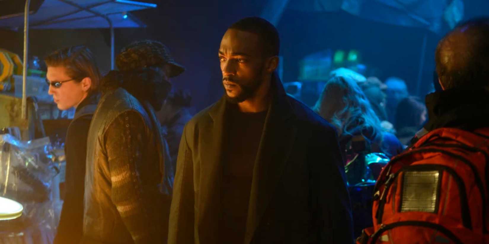 Takeshi Kovacs explorando um mercado em Altered Carbon