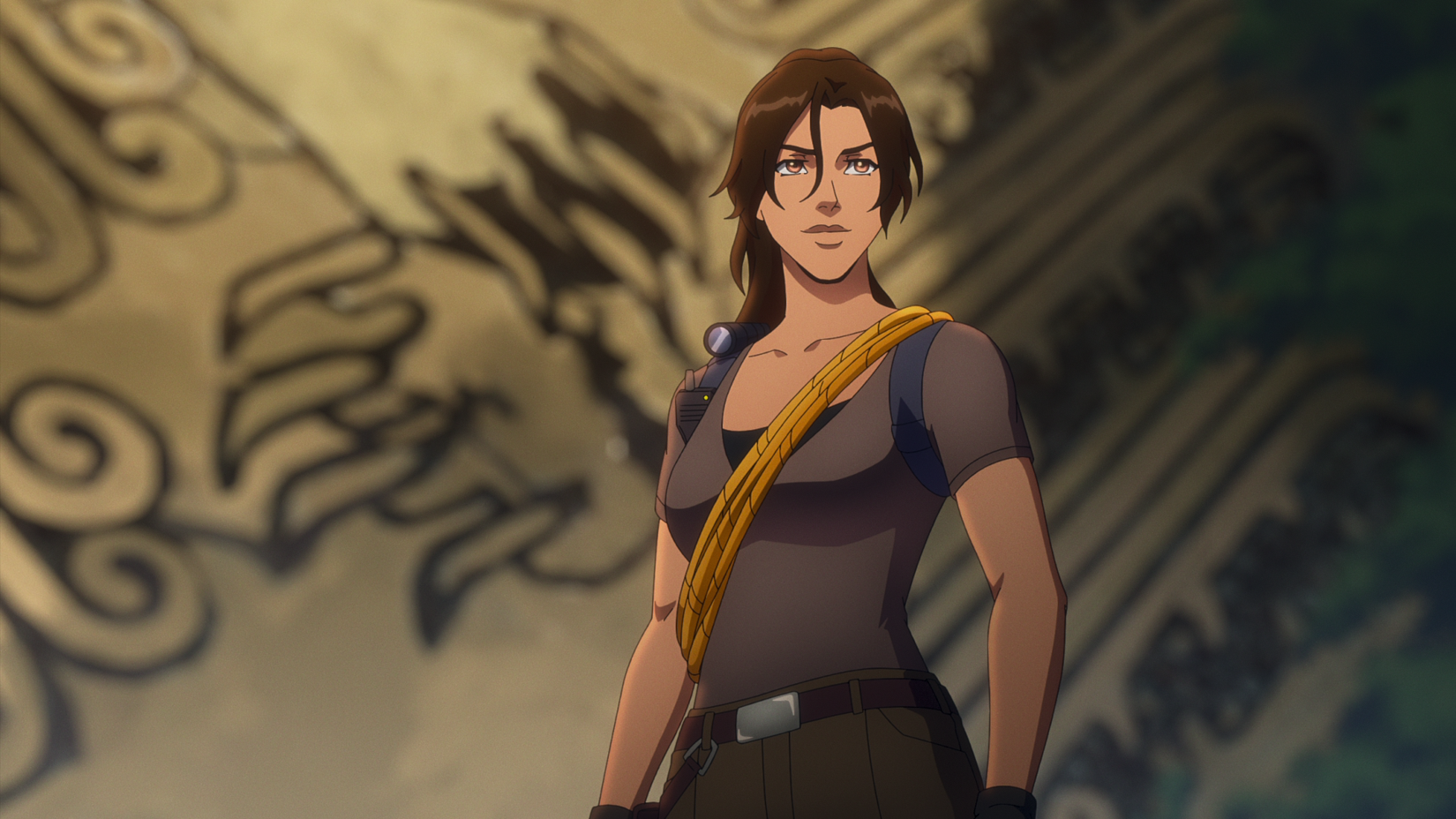 Lara Croft em uma pose de ação na série da Netflix.