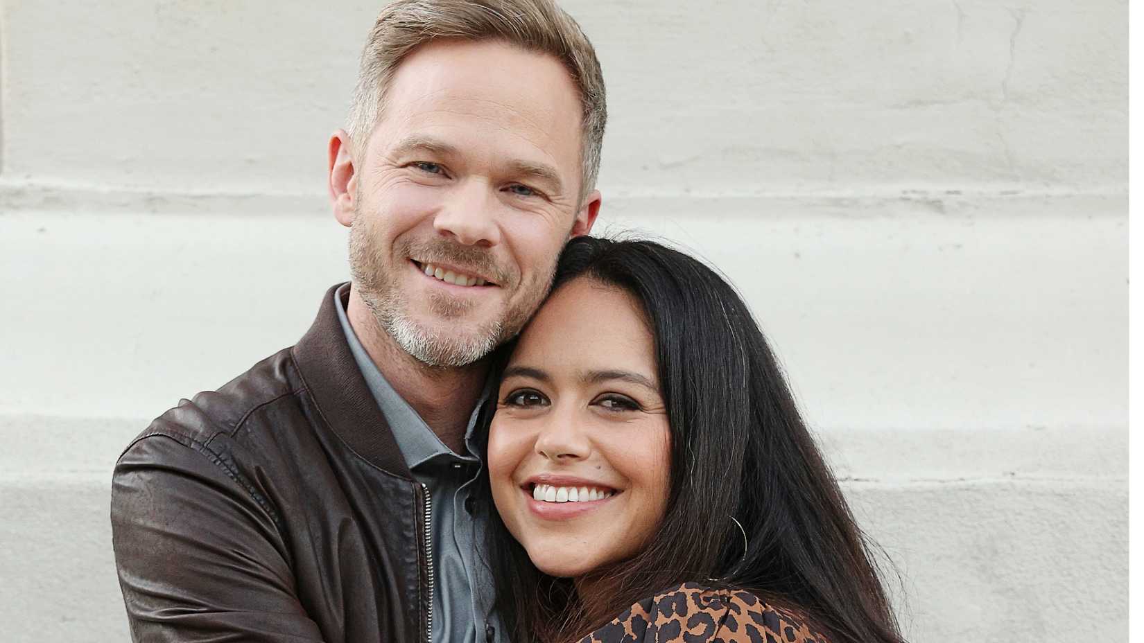 Angela Lopez e Wesley Evers em cena de The Rookie