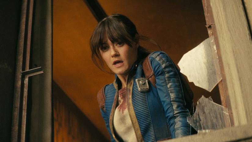 Lucy (Ella Purnell) schaut nach unten, nachdem sie den Ghul aus dem Fenster gestoßen hat, in Fallout Staffel 2, Folge 5