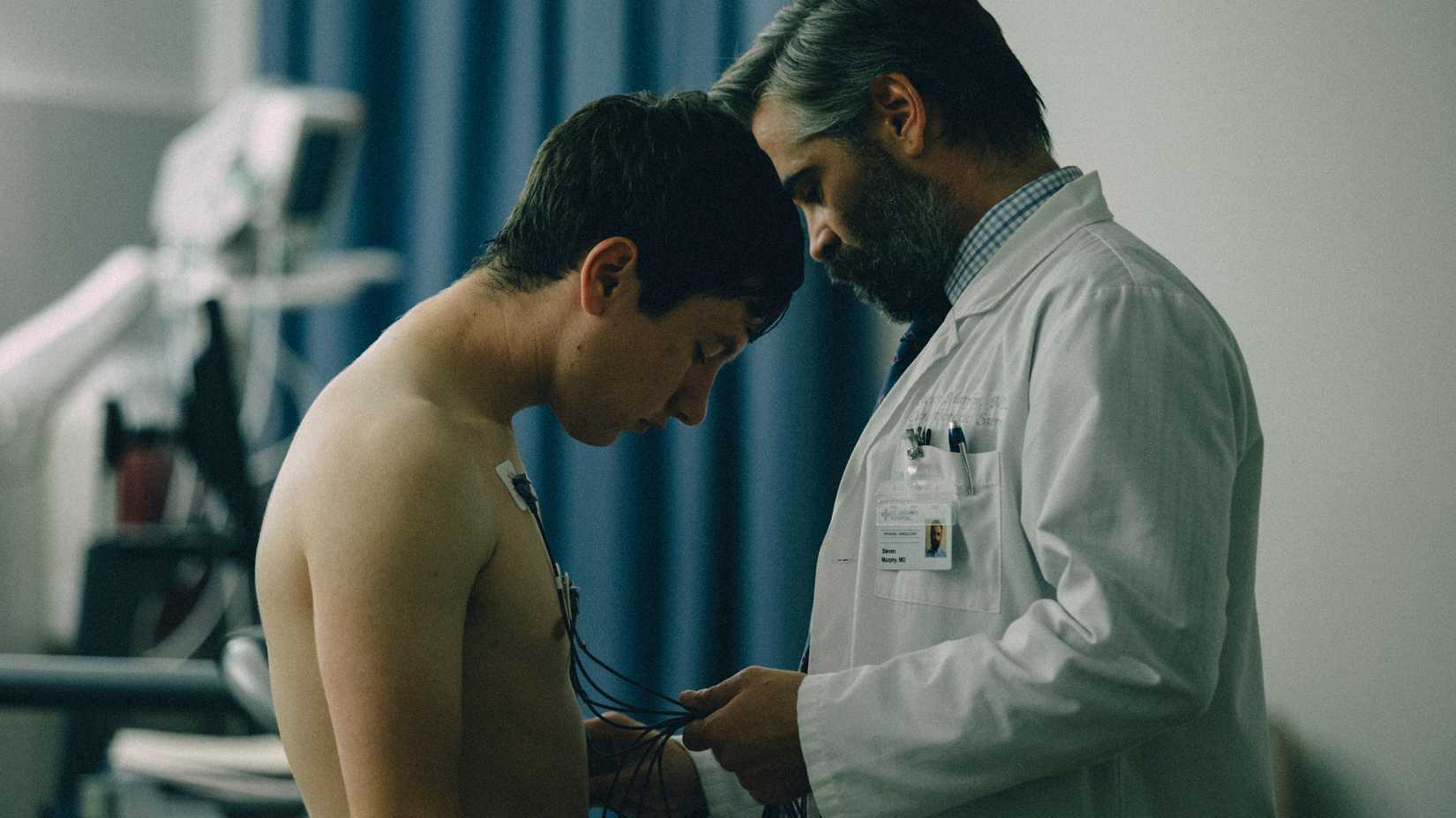 Dr. Steven remove monitores cardíacos do peito de Martin em The Killing of a Sacred Deer