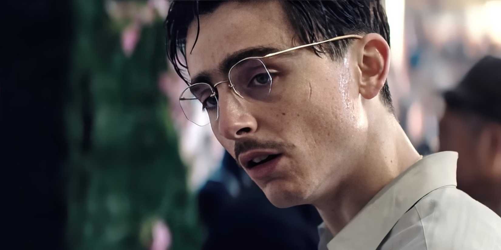 Timothée Chalamet como Marty Mauser usando óculos em Marty Supreme