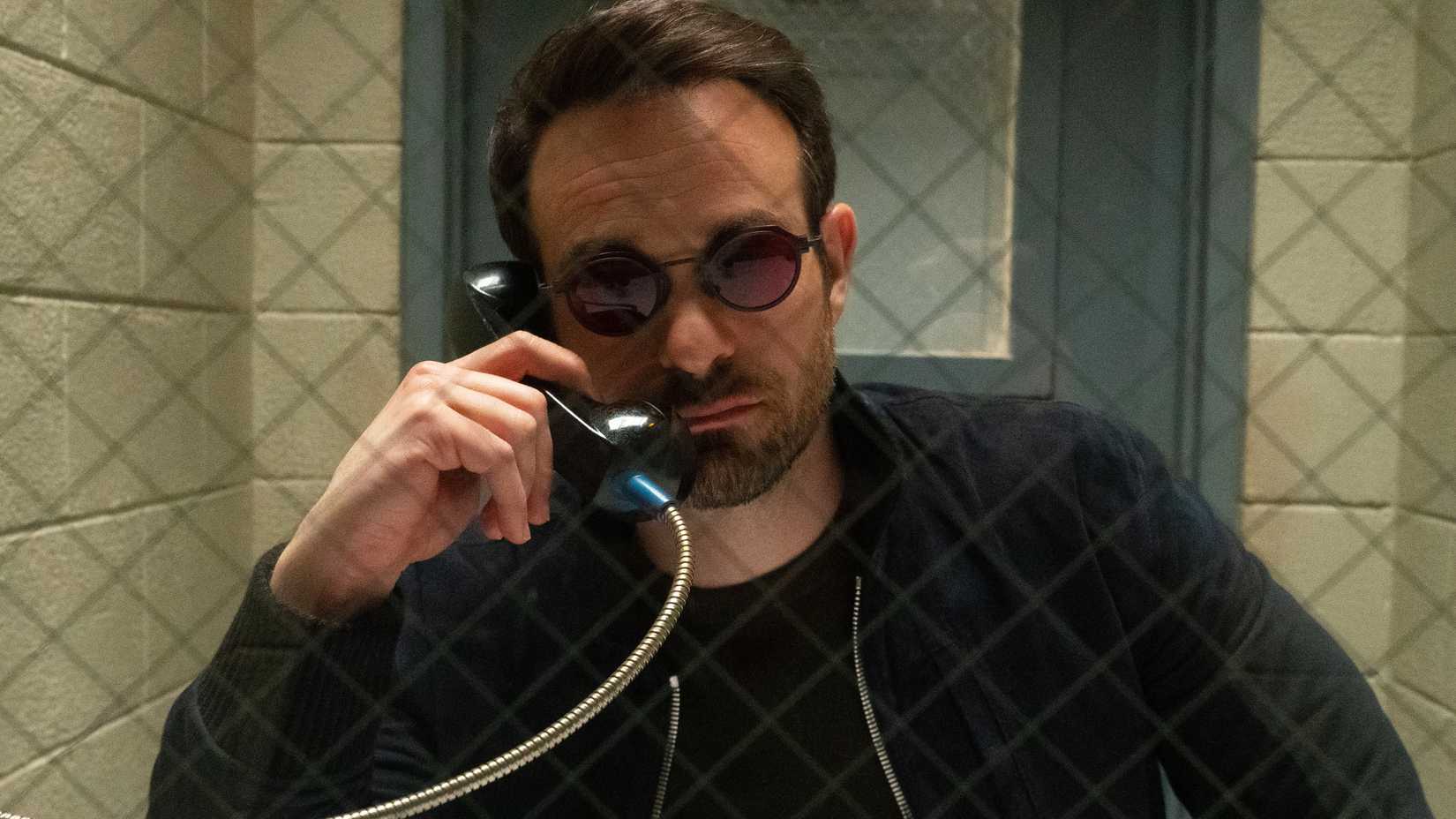Matt Murdock ao telefone na prisão em Demolidor: Renascido temporada 1