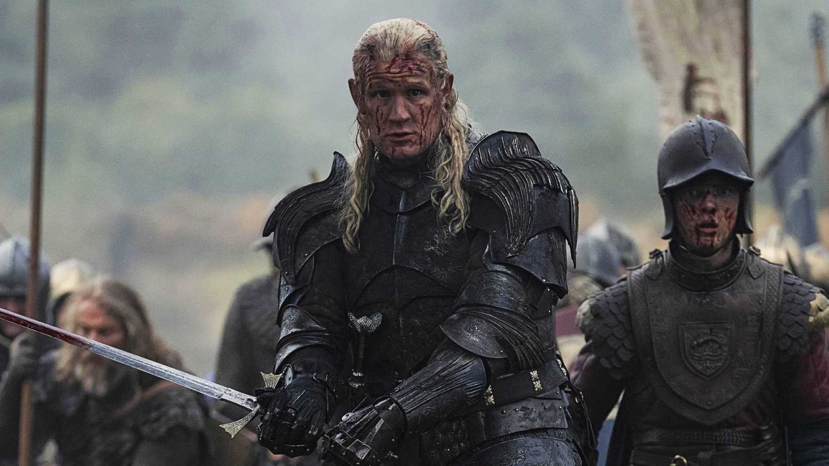 Matt Smith als Daemon Targaryen, der in Staffel 3 von House of the Dragon ein Schwert schwingt