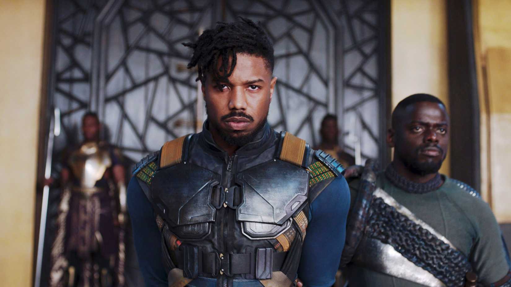 Erik Killmonger (Michael B. Jordan) entrando na sala do trono em Pantera Negra com W'Kabi (Daniel Kaluuya) ao seu lado