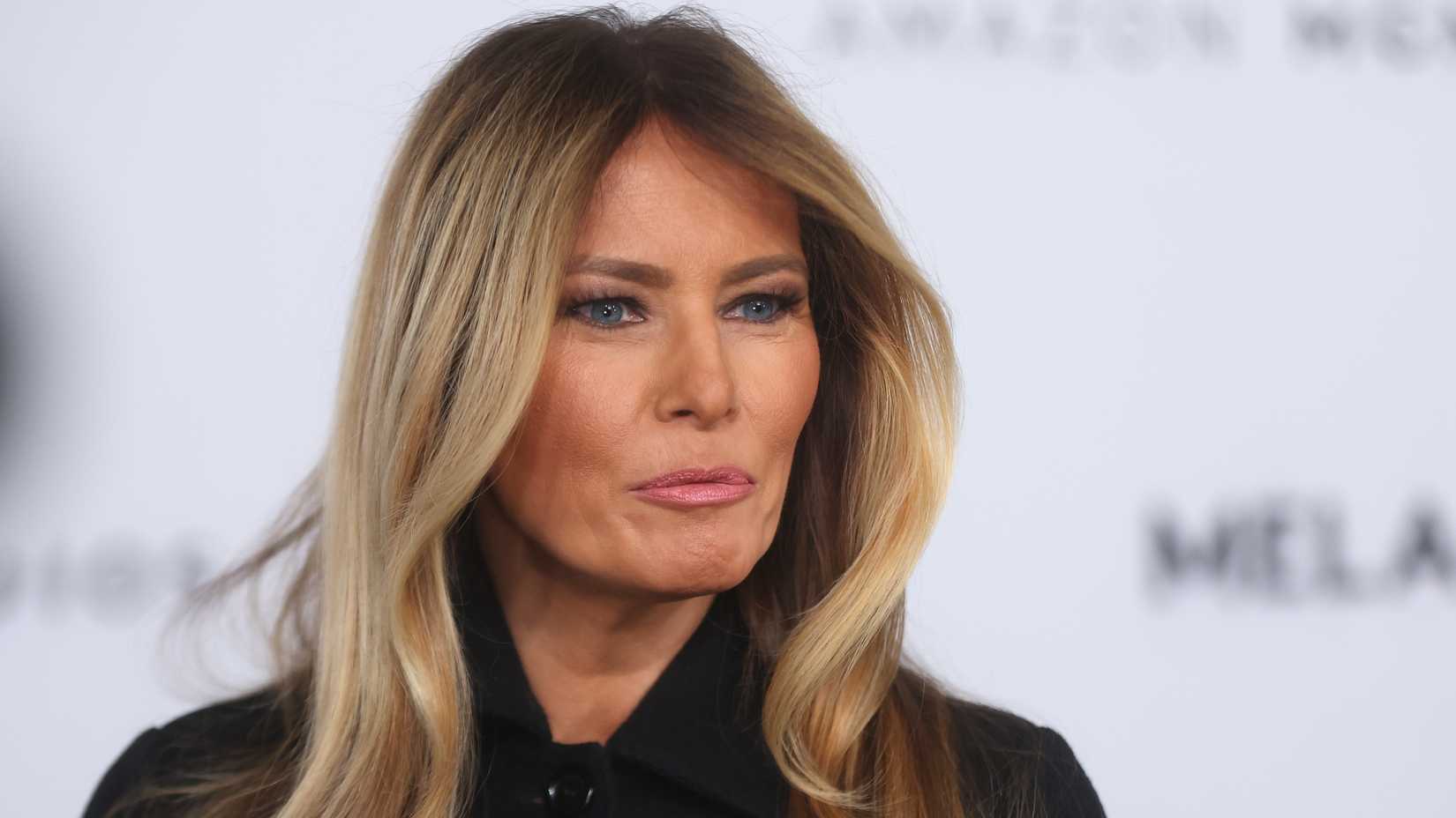 Melania blickt verwirrt auf den roten Teppich der Melania-Premiere