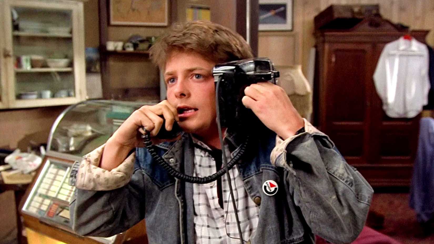 Michael J. Fox como Marty falando ao telefone em Back to the Future