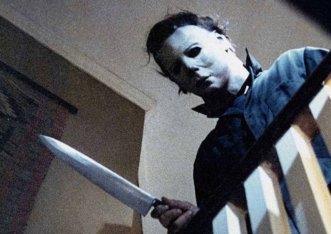 Michael Myers holding a knife in Halloween 1978