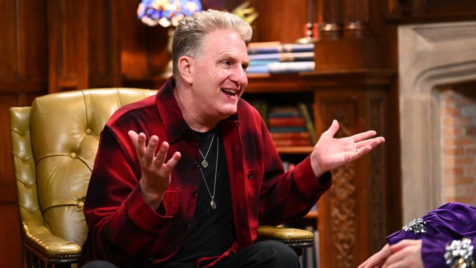 Michael Rapaport sentado com as mãos para cima em The Traitors