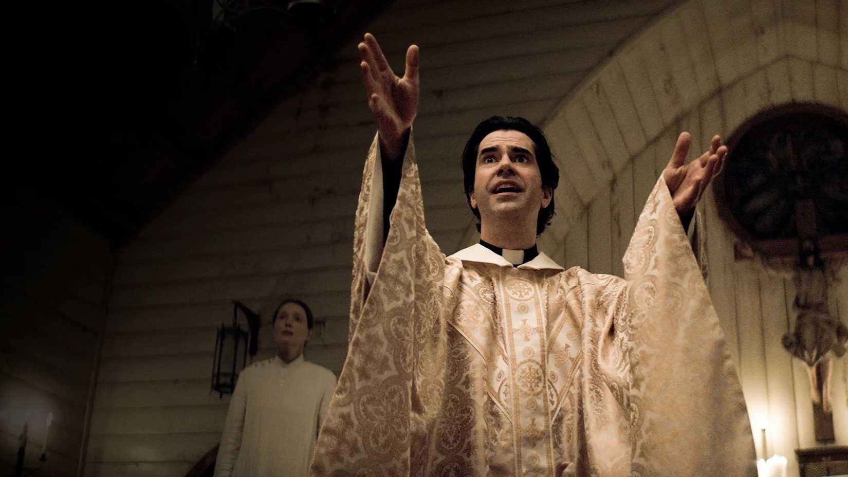 Padre Paul em cena de Midnight Mass