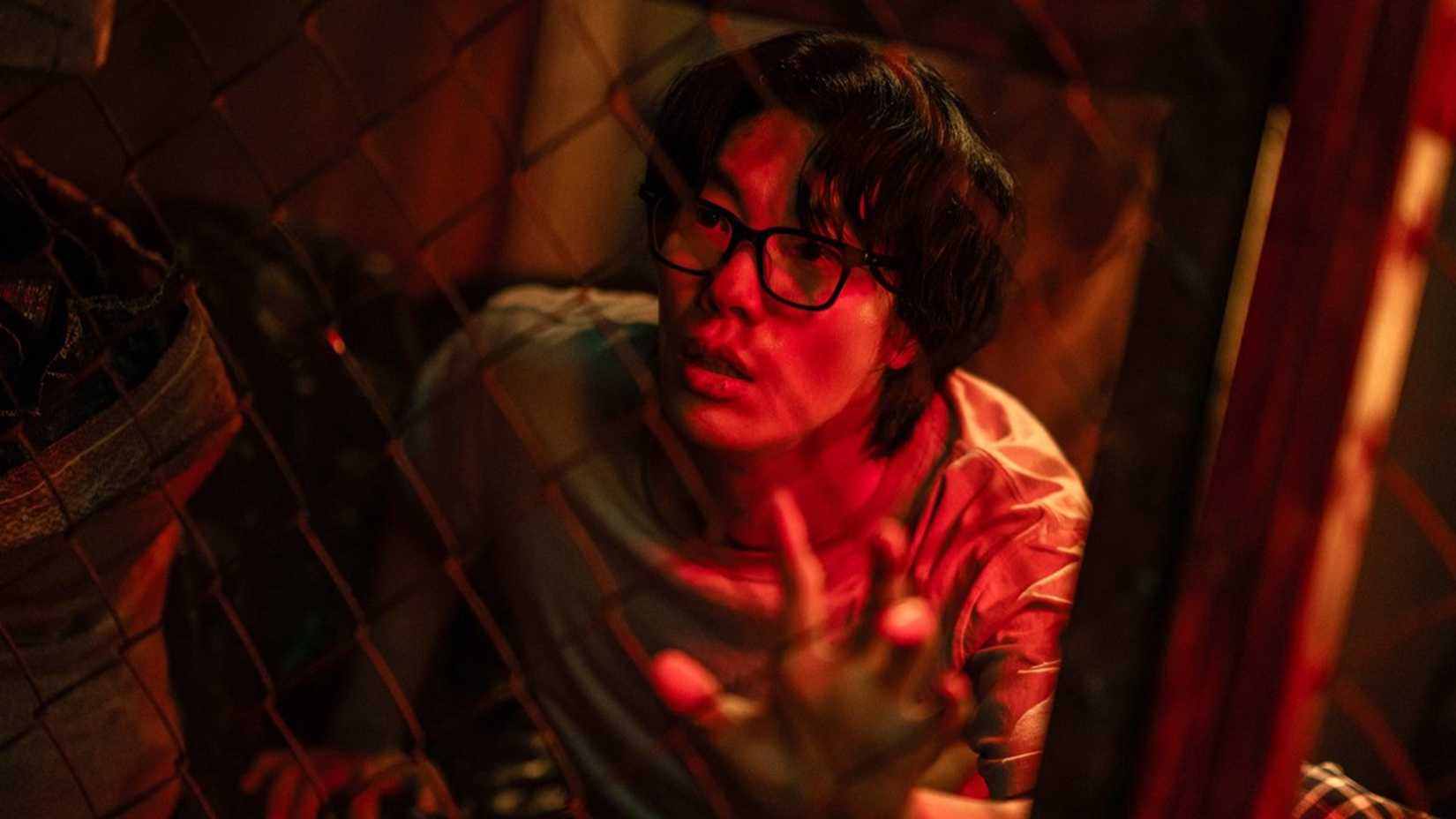 Ein Mann, der hinter einer Mauer in der koreanischen Dramaserie "Mousetrap" gefangen ist.