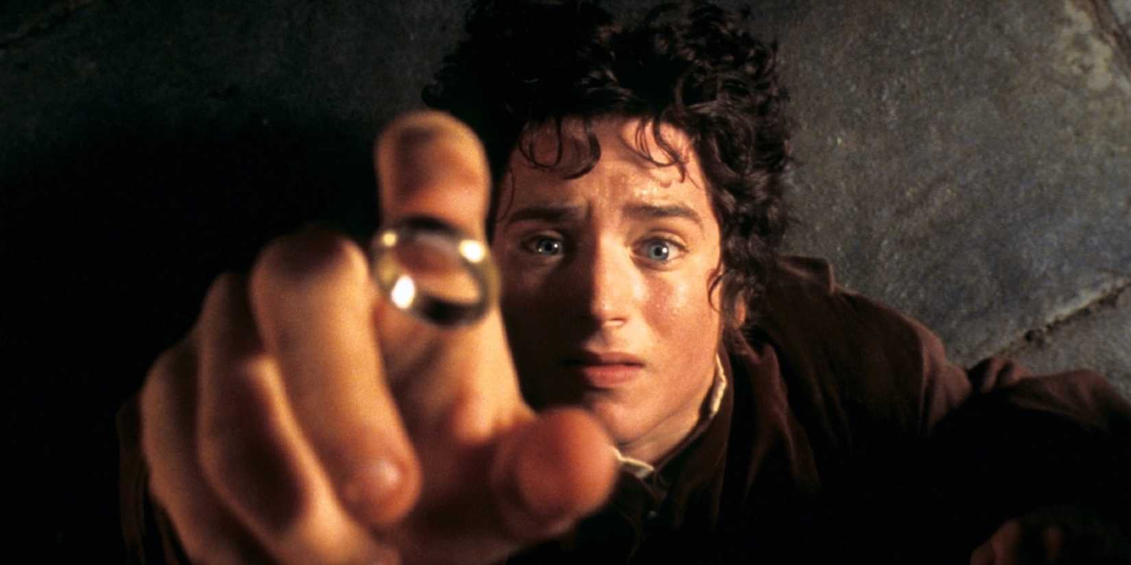 Elijah Wood como Frodo pegando o anel em seu dedo em O Senhor dos Anéis: A Sociedade do Anel.