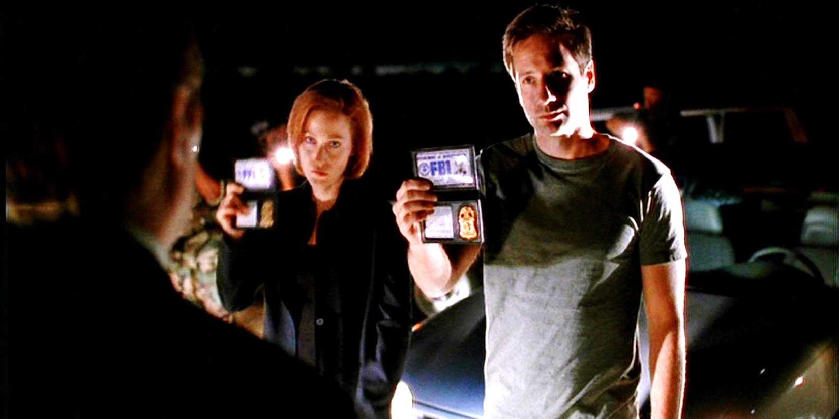 Mulder and Scully showing their badges in The X-Files