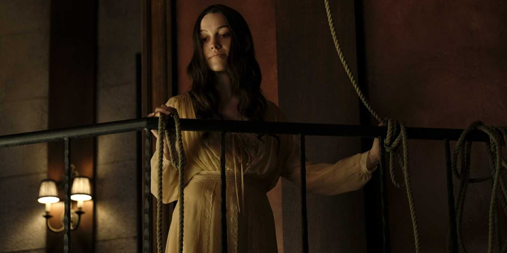 Nell com um laço em A Assombração da Casa da Colina.