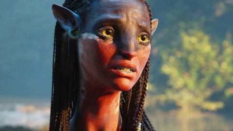 Neytiri in close-up with a pained expression in Avatar Fire and Ash
