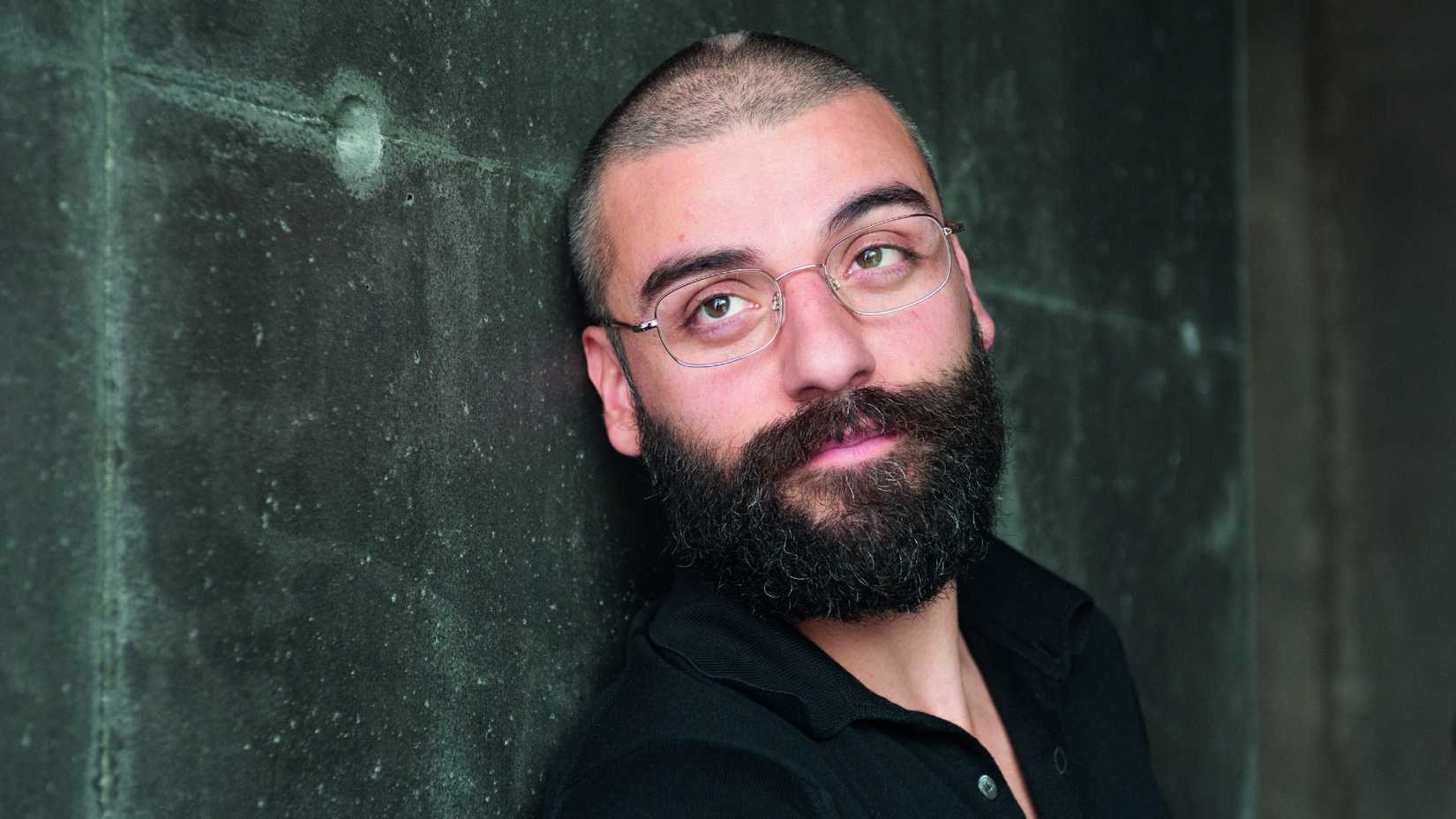 Oscar Isaac leaning against a wall in Ex Machina