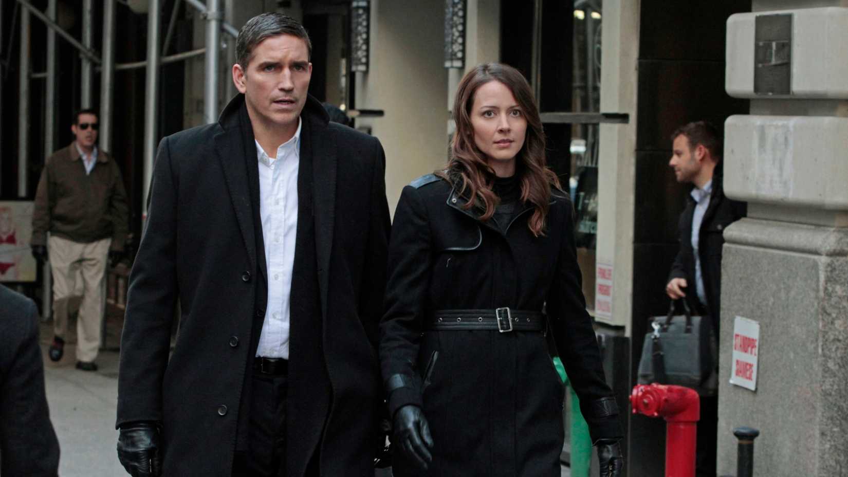 Jim Caviezel e Amy Acker em cena de Person of Interest