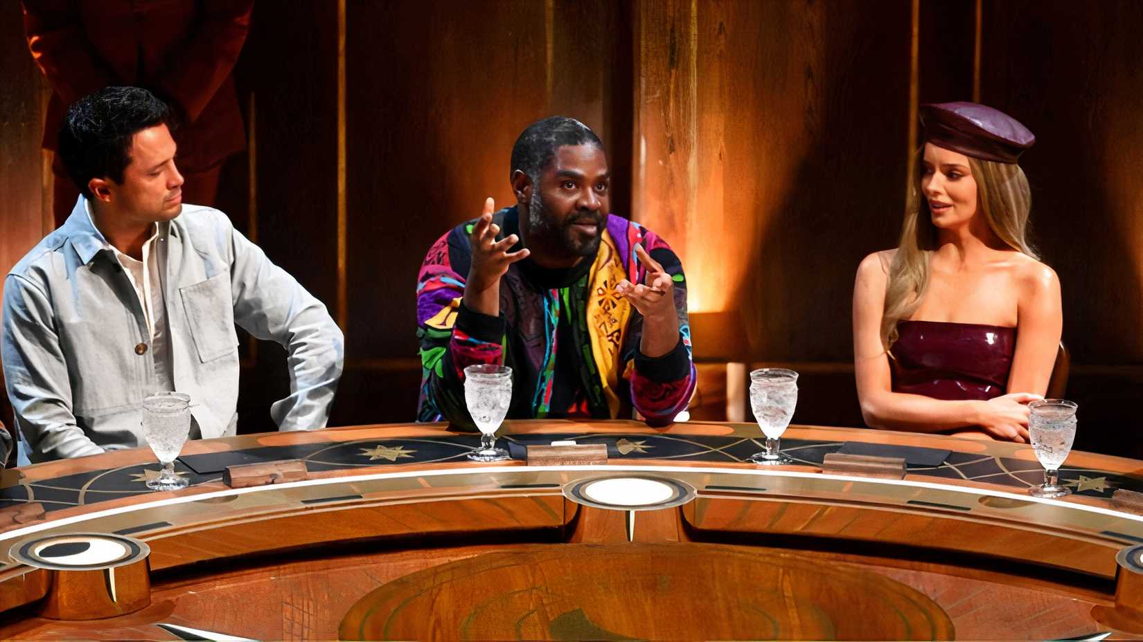 Ron, Stephen e Maura sentados à mesa em The Traitors