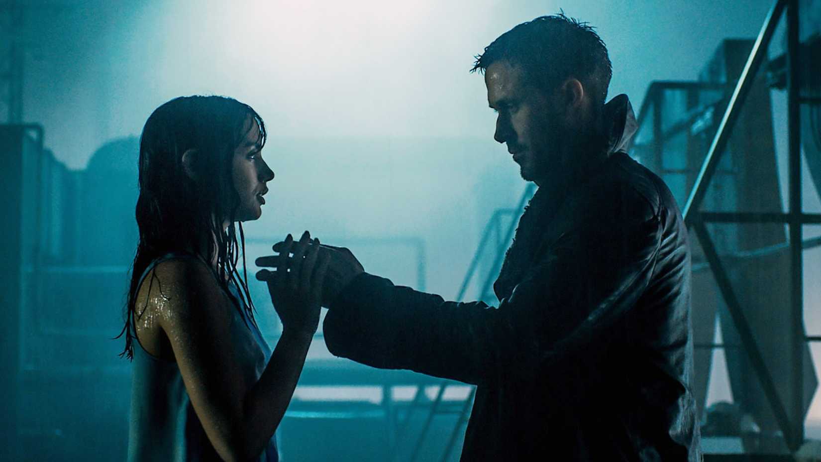 Ryan Gosling e Ana de Armas em cena de Blade Runner 2049.