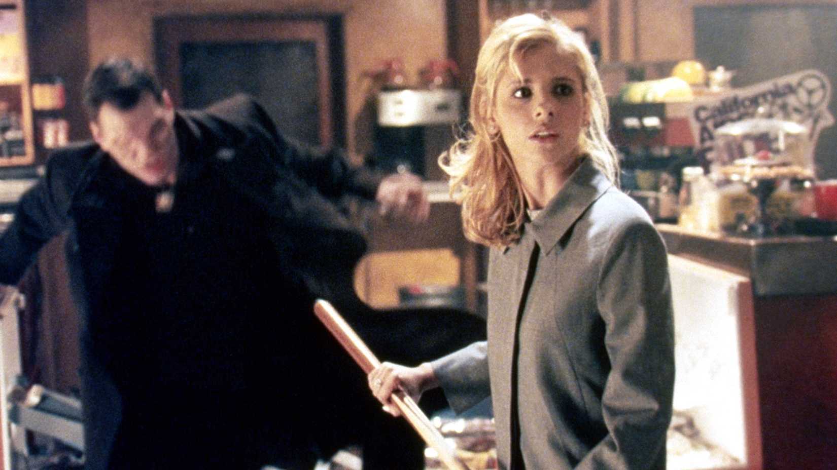 Sarah Michelle Gellar segurando uma arma em Buffy the Vampire Slayer