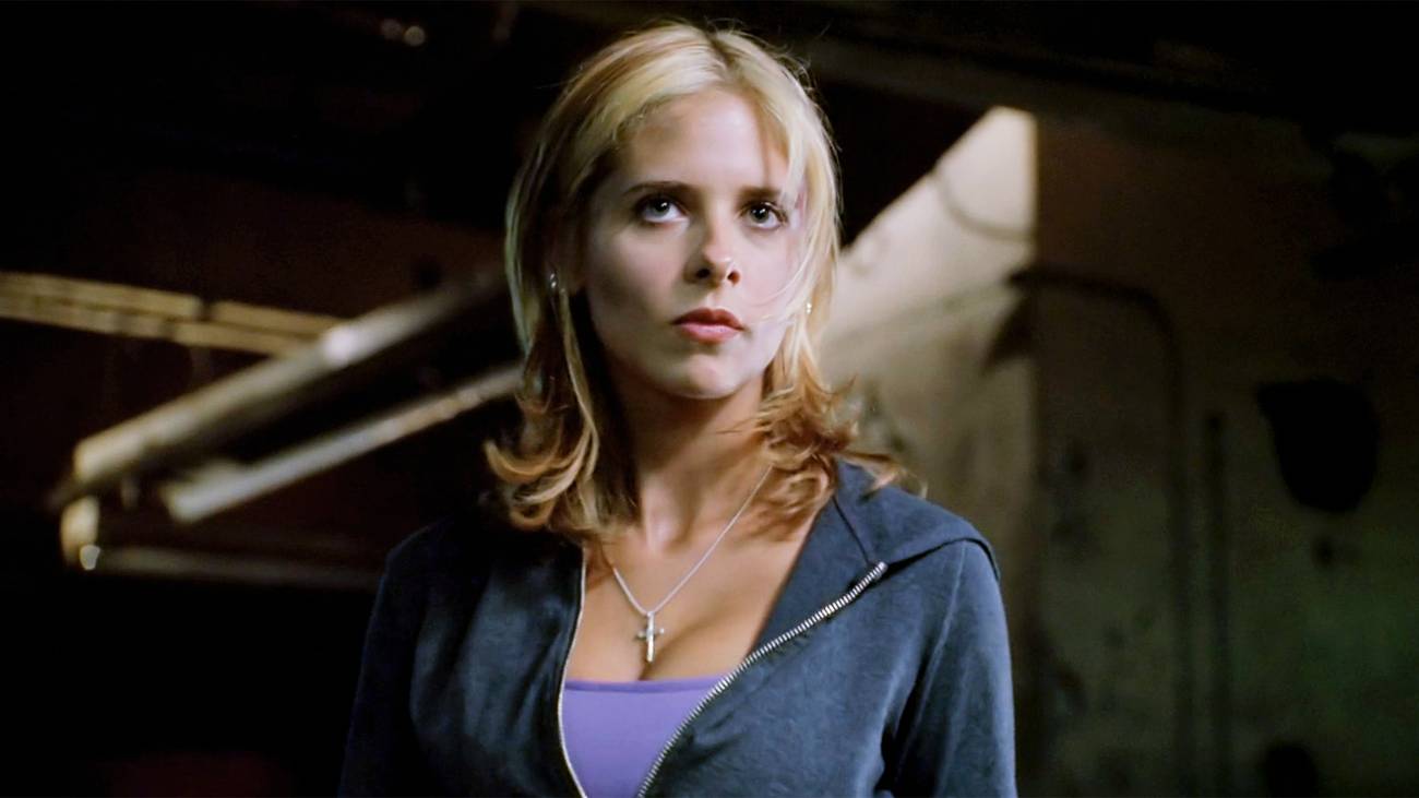Sarah Michelle Gellar looking serious as Buffy Summers in Buffy the Vampire Slayer season 3, episode 1
