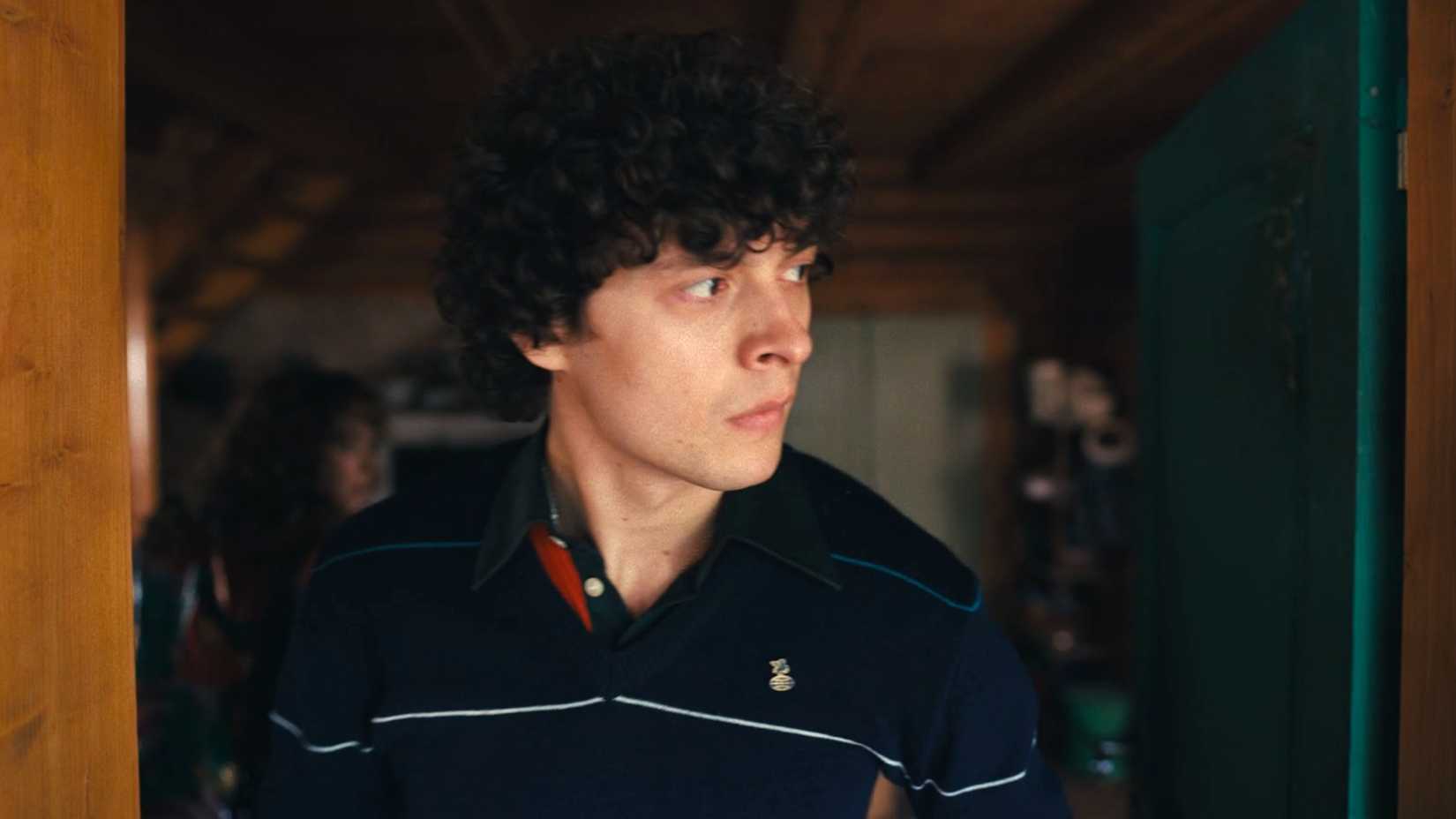 Sasha looks to the side in Ponies season 1