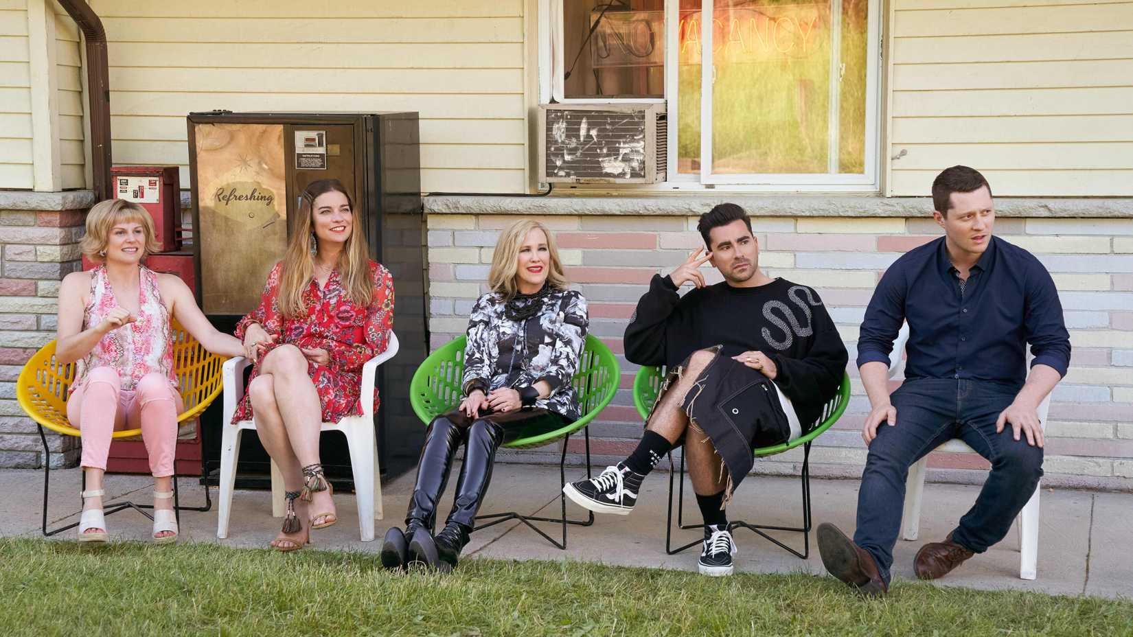 Jocelyn, Alexis, Moira, David e Patrick em Cadeiras de Grama Olhando para Fora da Tela em Schitt's Creek