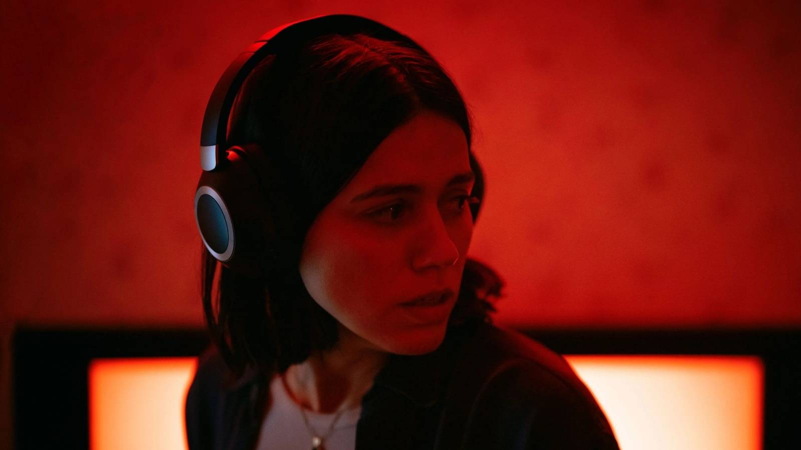 undertone Review: Paranormal Podcast Horror Boasts Exceptional and Terrifying Sound Mix, But an Underbaked and Derpy Script