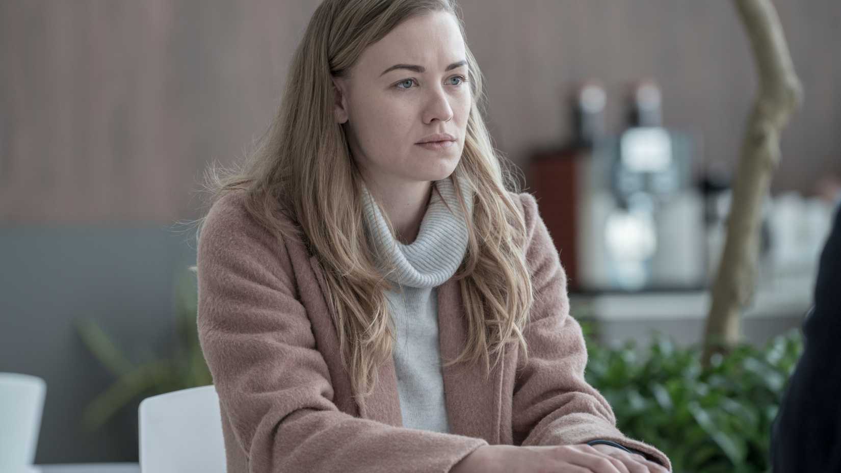 Serena Joy Waterford conversando seriamente em The Handmaid