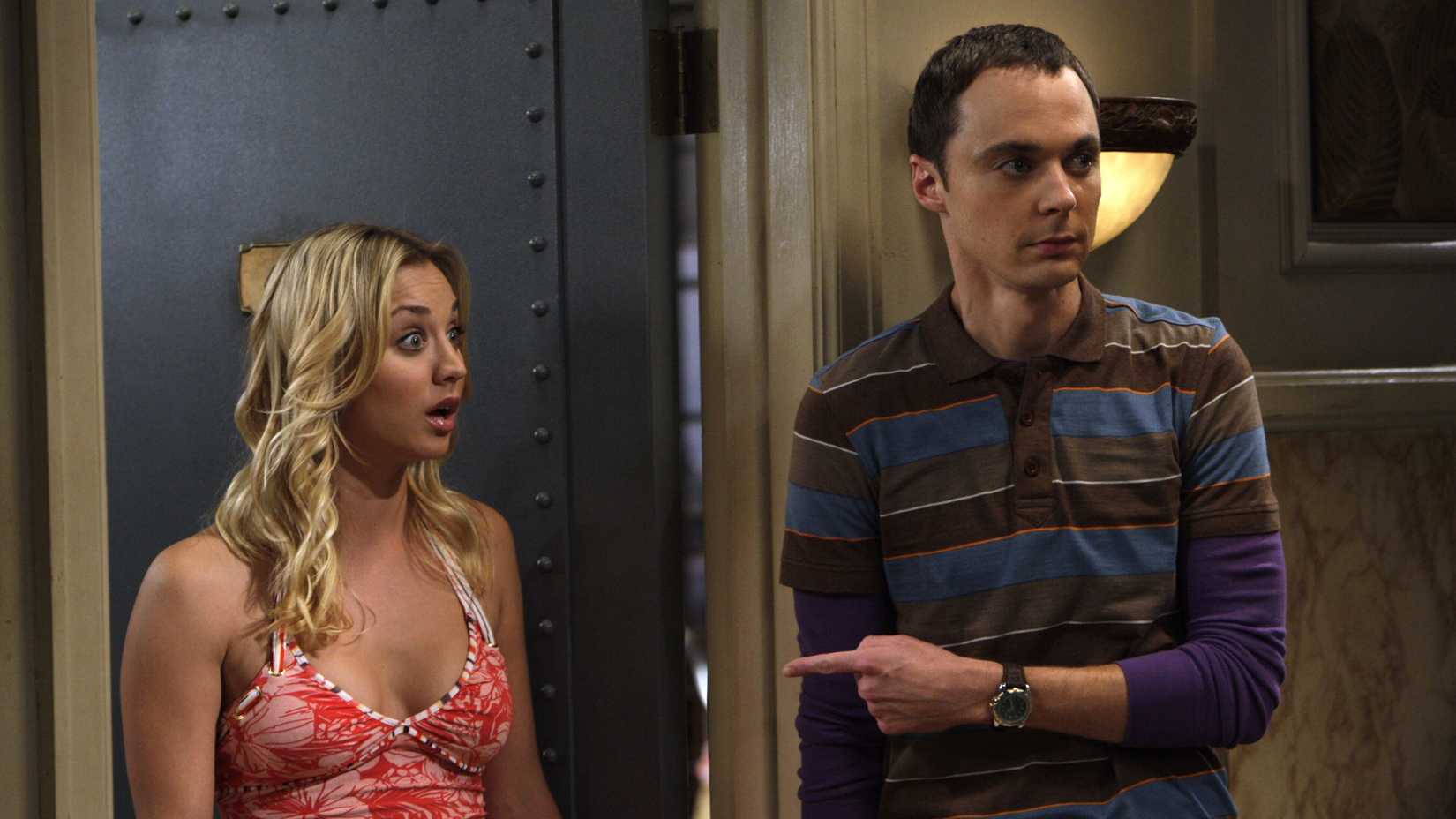 Sheldon apontando para Penny em um episódio de The Big Bang Theory