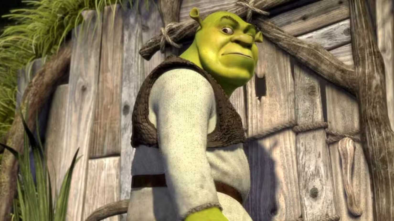 Shrek em frente à sua casa