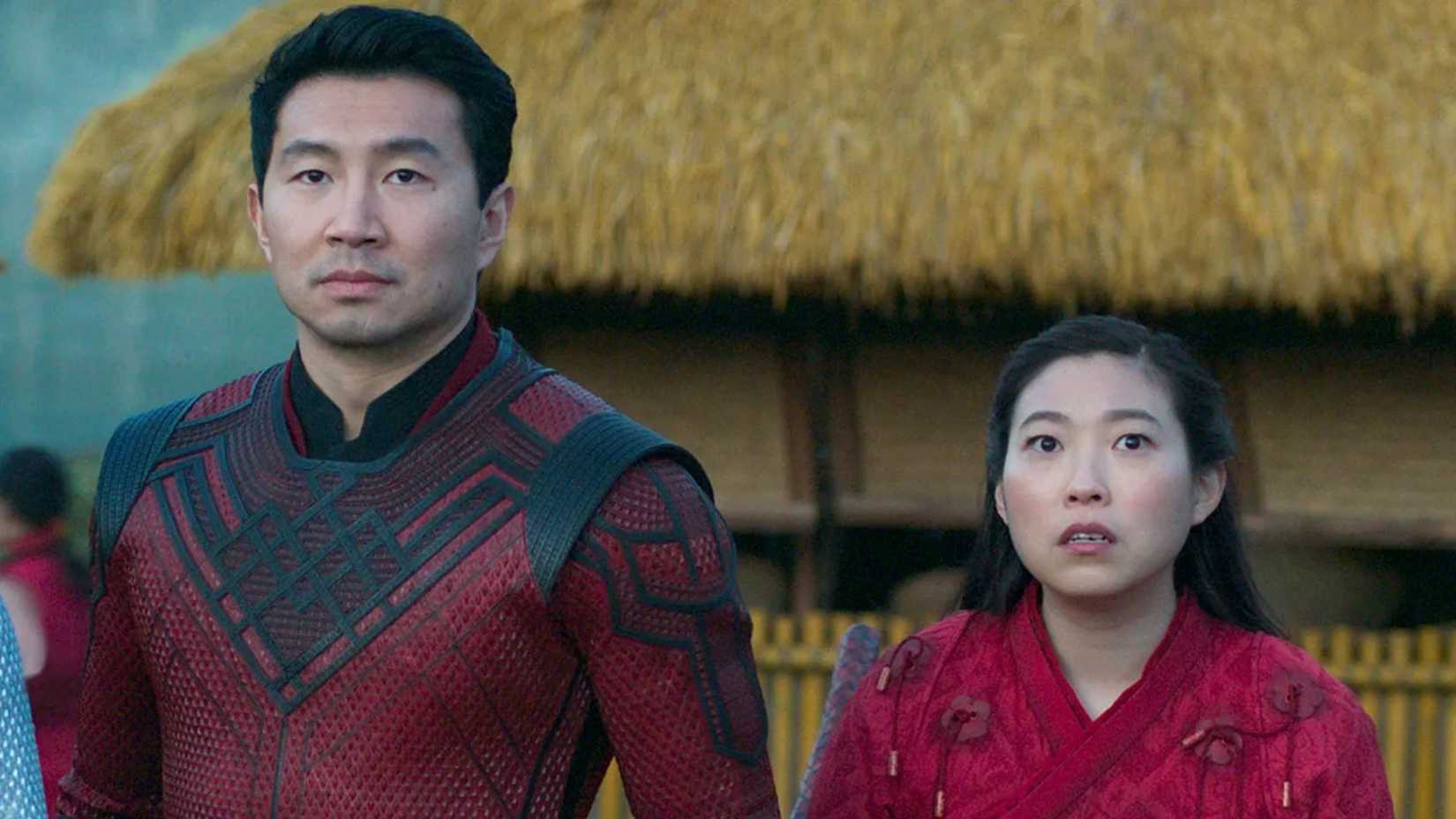 Simu Liu como Shang-Chi e Awkwafina como Katy