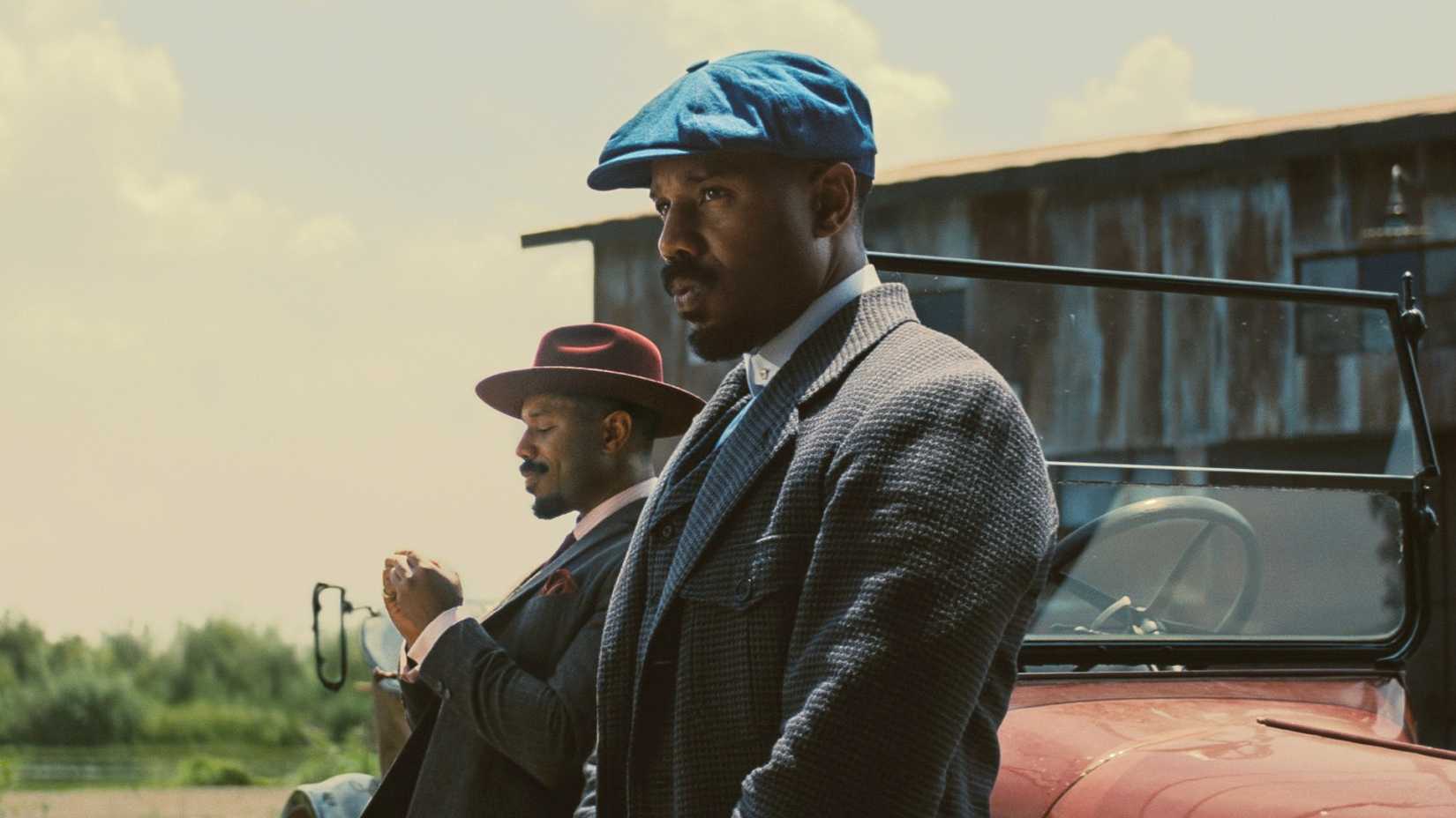 Michael B. Jordan como Smoke e Stack em Sinners