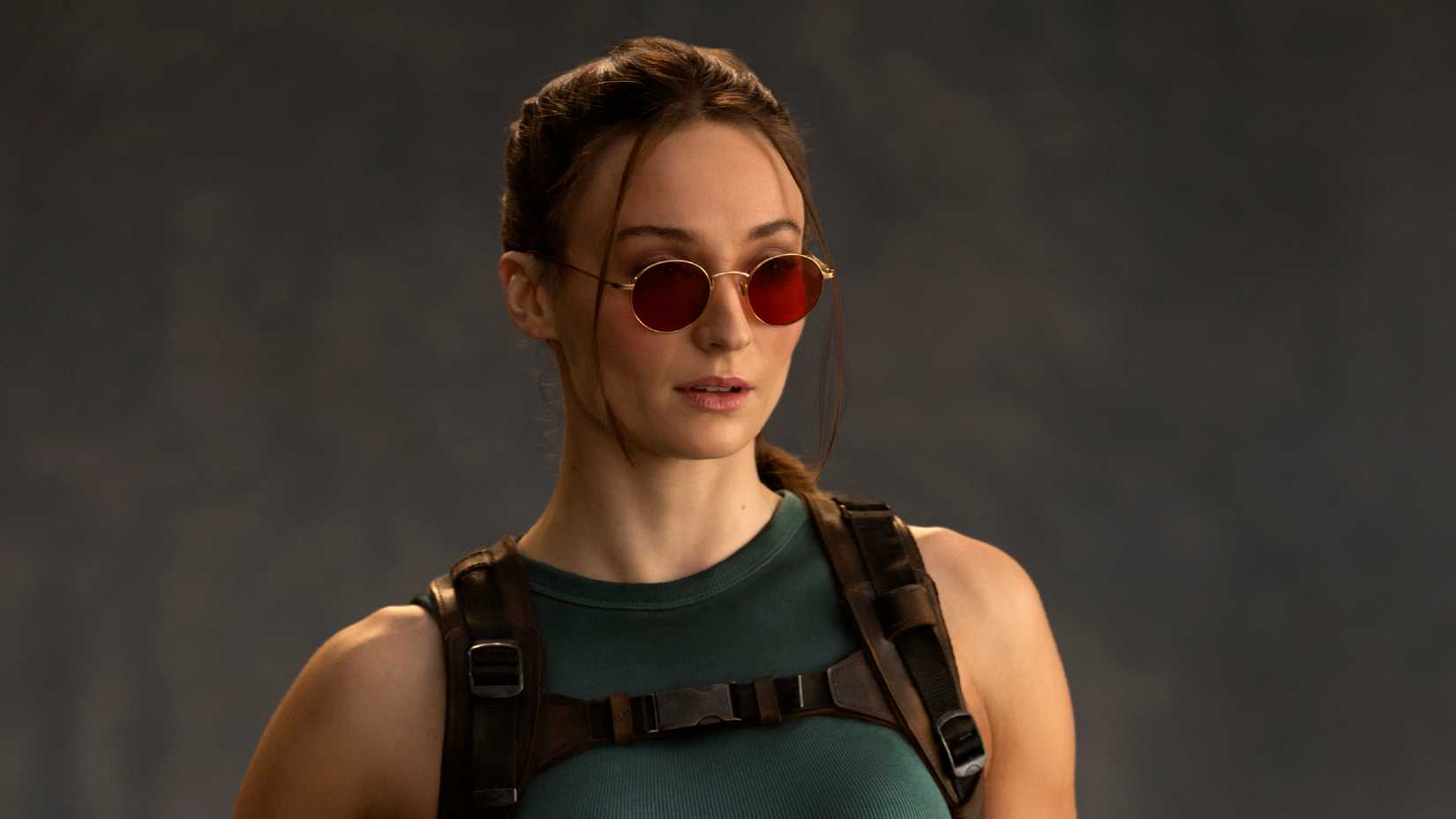 Sophie Turner como Lara Croft na nova série de Tomb Raider.