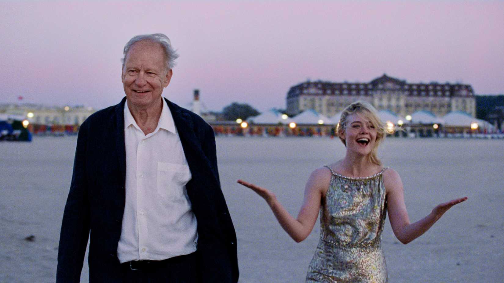 Stellan Skarsgård e Elle Fanning em cena de Sentimental Value